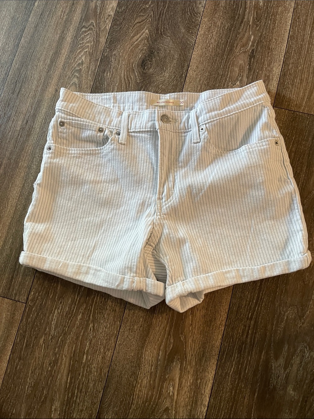 Levi's Classic Mid-Length Cuffed Shorts Size 30 White Blue Pinstripe